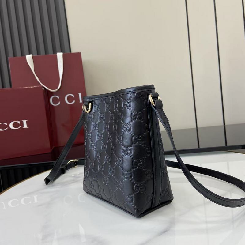 2026秋冬系列， 這款迷你水桶包以實用設計煥新演繹品牌元素，為全新GG Emb