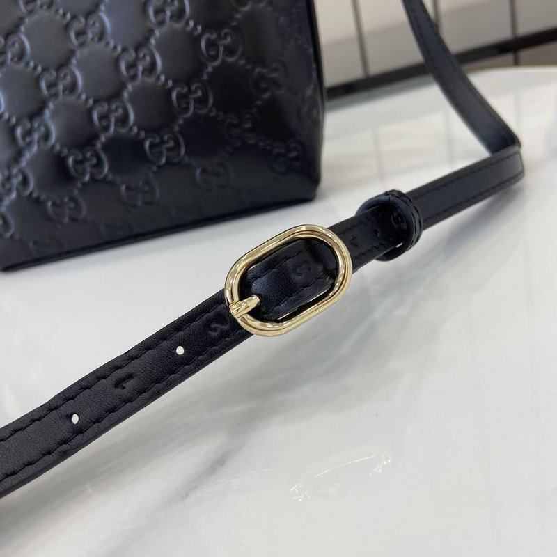 2026秋冬系列， 這款迷你水桶包以實用設計煥新演繹品牌元素，為全新GG Emb