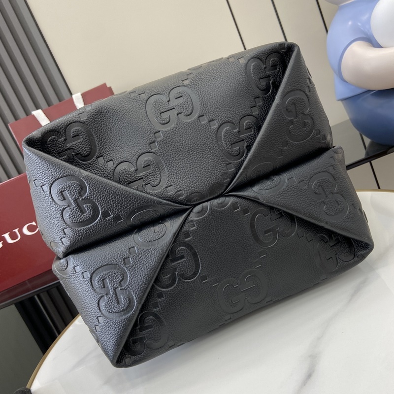 2026早春系列延續超級雙G設計，匠心融蘊全新粒面紋理。作為對Guccio Gu