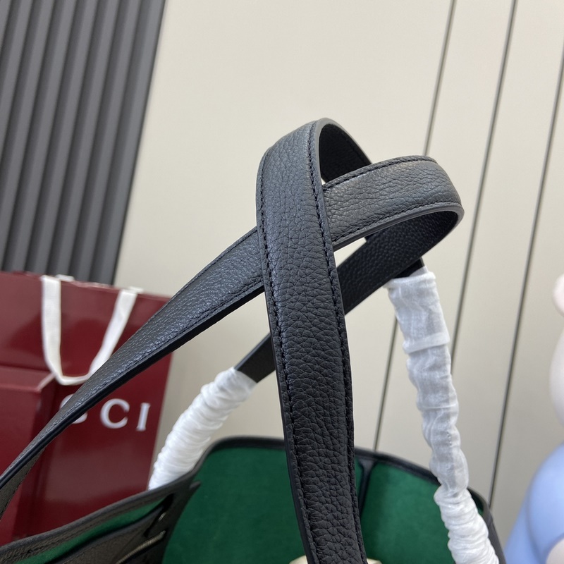 2026早春系列延續超級雙G設計，匠心融蘊全新粒面紋理。作為對Guccio Gu