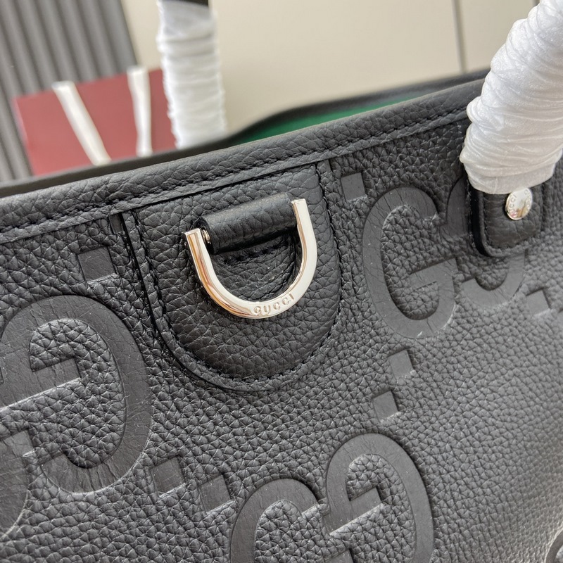 2026早春系列延續超級雙G設計，匠心融蘊全新粒面紋理。作為對Guccio Gu