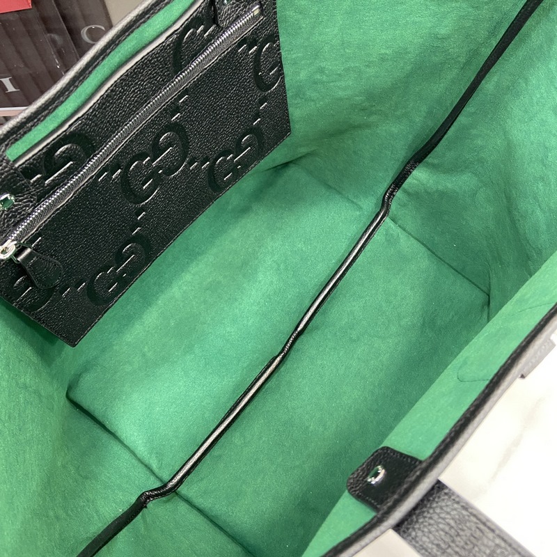 2026早春系列延續超級雙G設計，匠心融蘊全新粒面紋理。作為對Guccio Gu