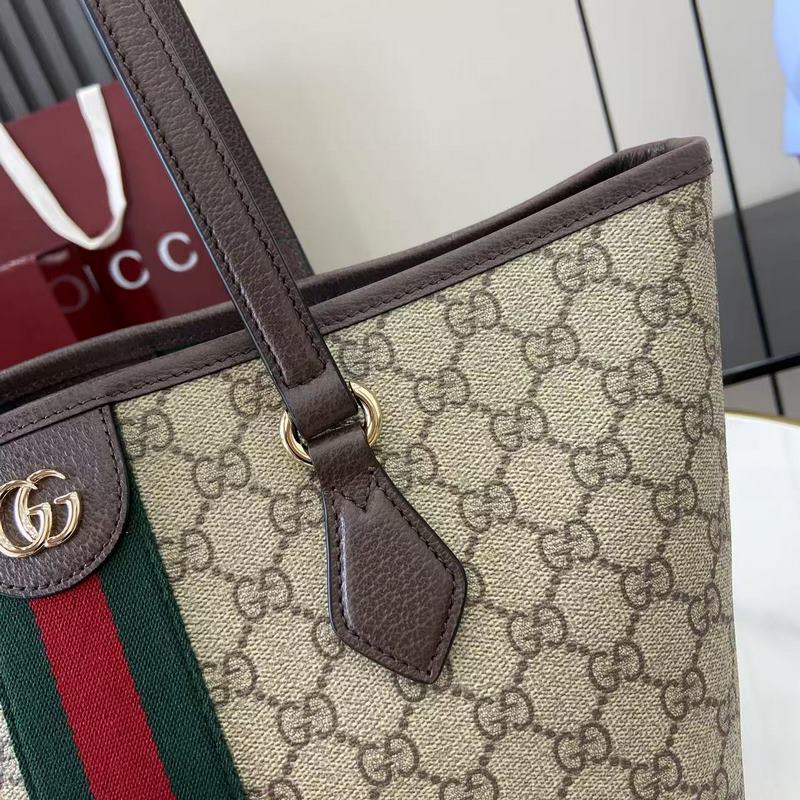 Ophidia系列亮眼呈獻(xiàn)新穎廓形與功能，以標(biāo)志性米色和棕色配色匠心演繹，打造質(zhì)