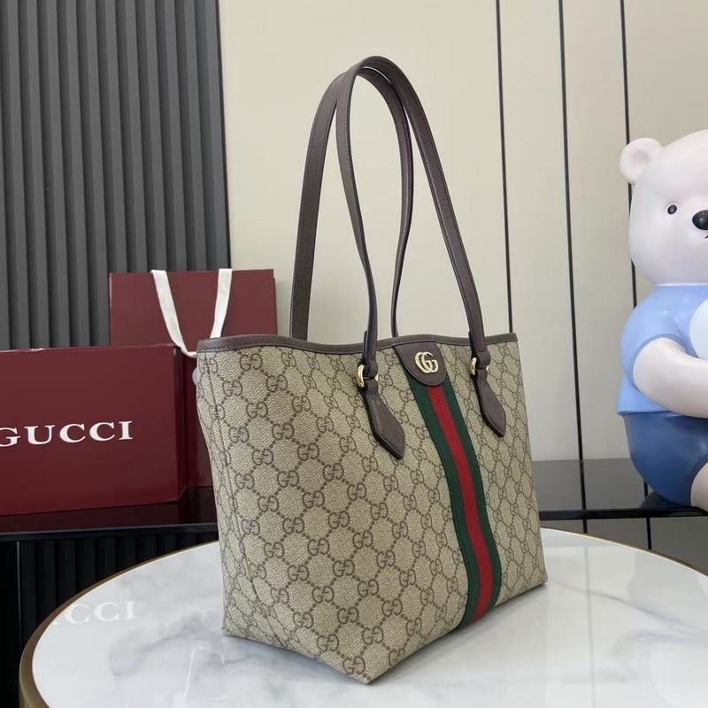 Ophidia系列亮眼呈獻(xiàn)新穎廓形與功能，以標(biāo)志性米色和棕色配色匠心演繹，打造質(zhì)