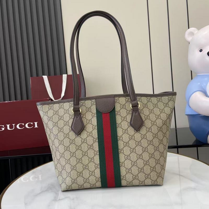 Ophidia系列亮眼呈獻(xiàn)新穎廓形與功能，以標(biāo)志性米色和棕色配色匠心演繹，打造質(zhì)