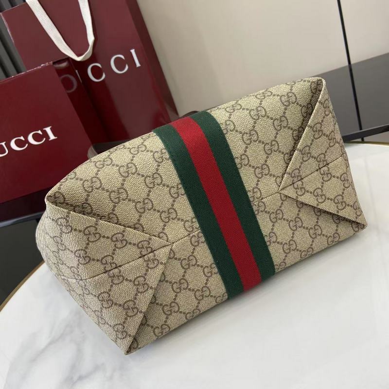 Ophidia系列亮眼呈獻(xiàn)新穎廓形與功能，以標(biāo)志性米色和棕色配色匠心演繹，打造質(zhì)