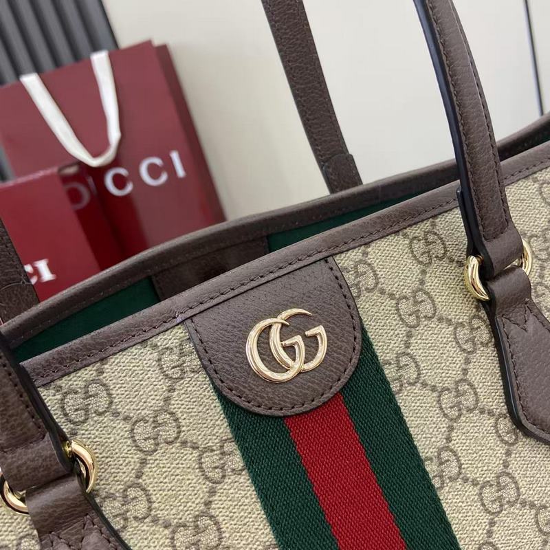 Ophidia系列亮眼呈獻(xiàn)新穎廓形與功能，以標(biāo)志性米色和棕色配色匠心演繹，打造質(zhì)