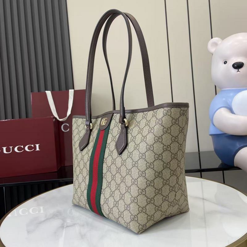 Ophidia系列亮眼呈獻(xiàn)新穎廓形與功能，以標(biāo)志性米色和棕色配色匠心演繹，打造質(zhì)