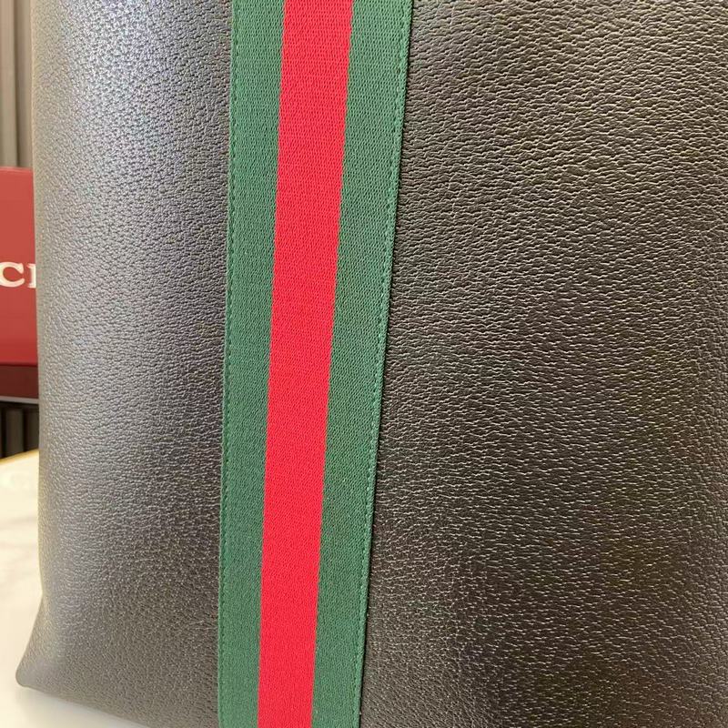 Ophidia系列匠心融蘊(yùn)黑色，搭配經(jīng)典廓形與全新功能，甄選觸感柔軟的織物打造。