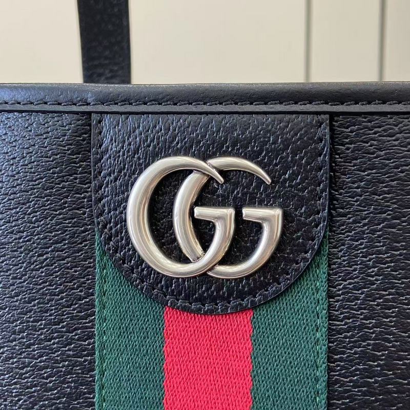 Ophidia系列匠心融蘊(yùn)黑色，搭配經(jīng)典廓形與全新功能，甄選觸感柔軟的織物打造。