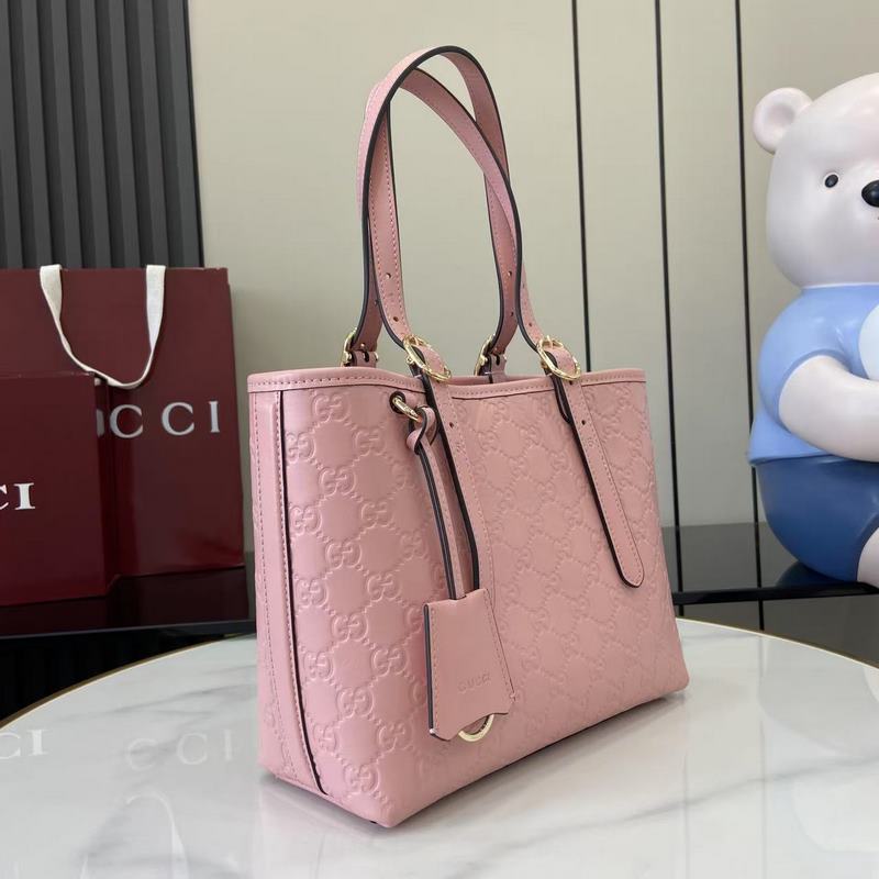 2026秋冬系列， GG Emblem系列煥新詮釋品牌的雋永優(yōu)雅風範和精湛工藝。