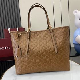 2026秋冬系列， 全新GG Emblem系列煥新詮釋品牌的雋永優雅風範和精湛工