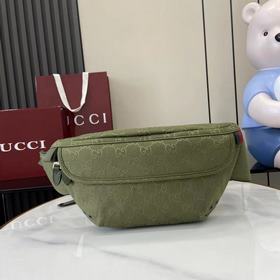 [新品]這款腰帶包采用GG帆布制成，向創始人Guccio Gucci立即識別的字