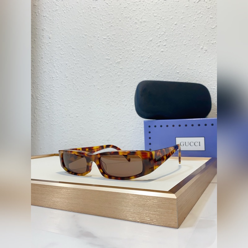 GUCCI新品 GG1778SA size：57口17-145 這款矩形鏡框太陽