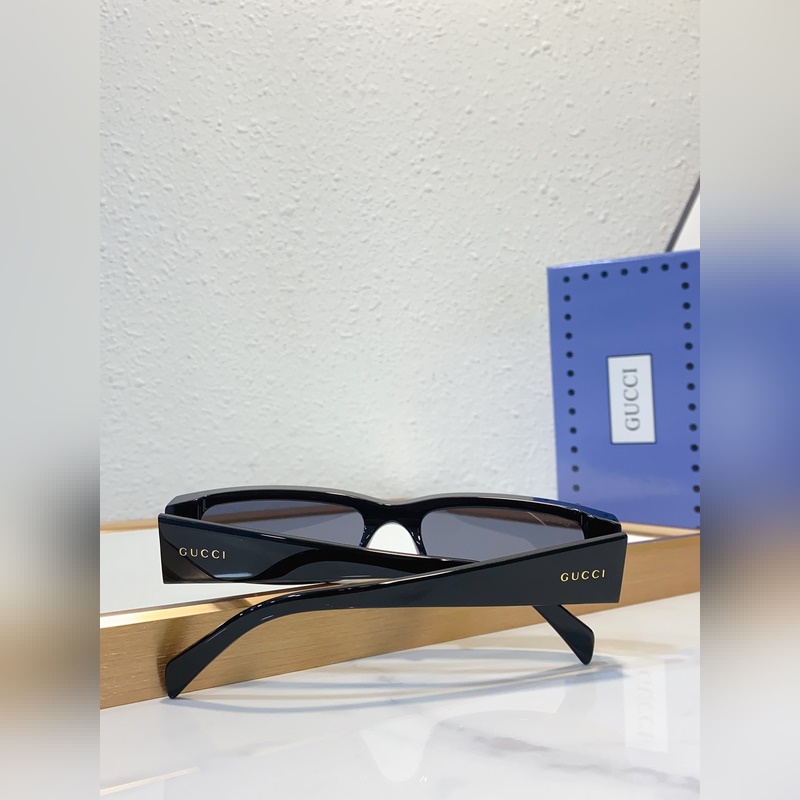 GUCCI新品 GG1778SA size：57口17-145 這款矩形鏡框太陽