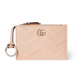 這款GG Marmont系列鑰匙包以標(biāo)志性V型Matelassé牛皮革匠心打造。