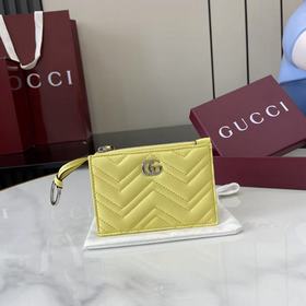[新品]這款GG Marmont系列鑰匙包以黃色V型Matelassé牛皮革打造