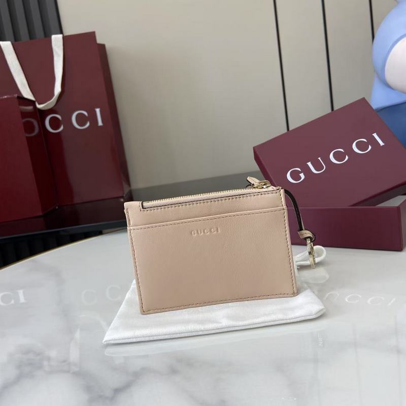 [新品]這款GG Marmont系列鑰匙包以淺粉色V型Matelassé牛皮革打