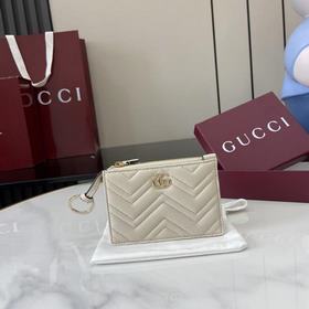 [新品]這款GG Marmont系列鑰匙包以米白色V型Matelassé牛皮革打