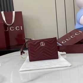 [新品]這款GG Marmont系列鑰匙包以古馳安可拉紅V型Matelassé牛