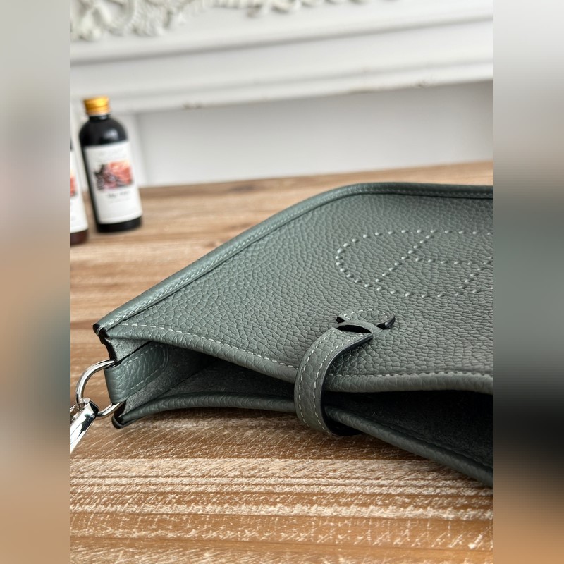 Mini EveyIne 伊芙琳 半手工+蠟線 自配肩帶+tc牛皮 顔色：杏仁