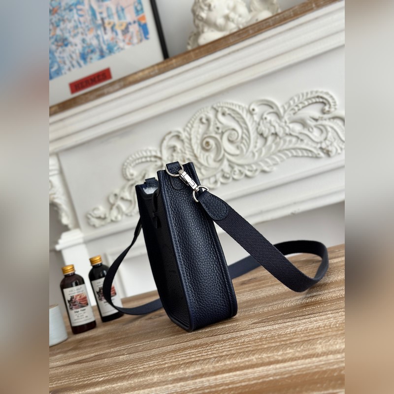 Mini EveyIne 伊芙琳 半手工+蠟線 自配肩帶+tc牛皮 顔色：深藍