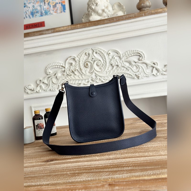 Mini EveyIne 伊芙琳 半手工+蠟線 自配肩帶+tc牛皮 顔色：深藍