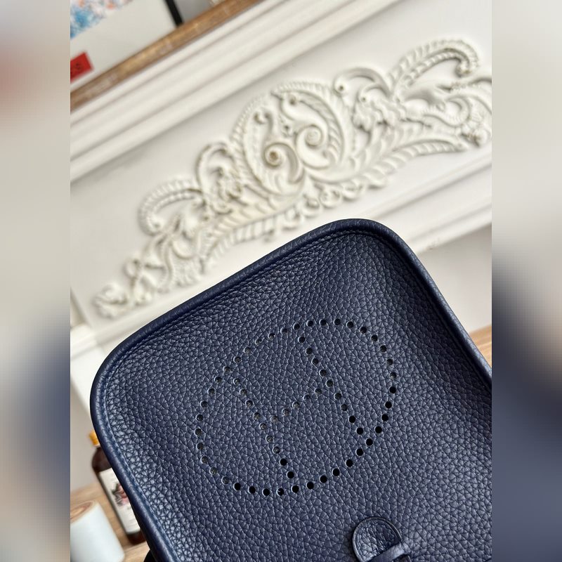 Mini EveyIne 伊芙琳 半手工+蠟線 自配肩帶+tc牛皮 顔色：深藍