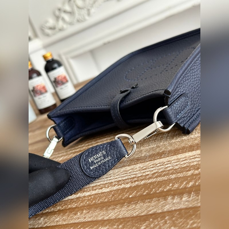 Mini EveyIne 伊芙琳 半手工+蠟線 自配肩帶+tc牛皮 顔色：深藍