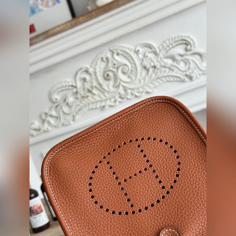 Mini EveyIne 伊芙琳 半手工+蠟線 自配肩帶+tc牛皮 顔色：金棕