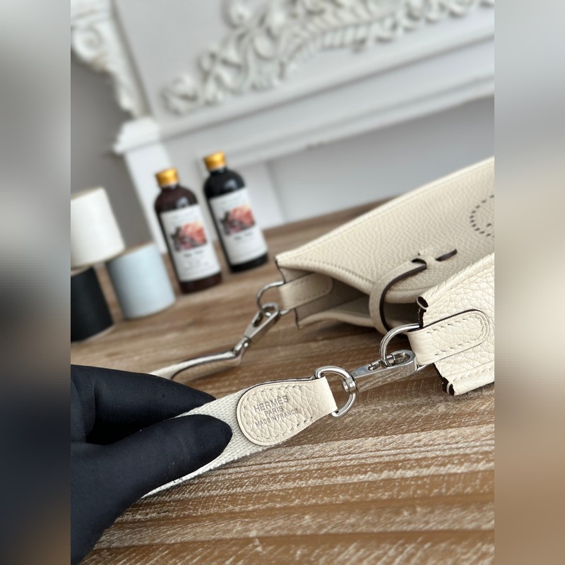 Mini EveyIne 伊芙琳 半手工+蠟線 自配肩帶+tc牛皮 顔色：奶昔