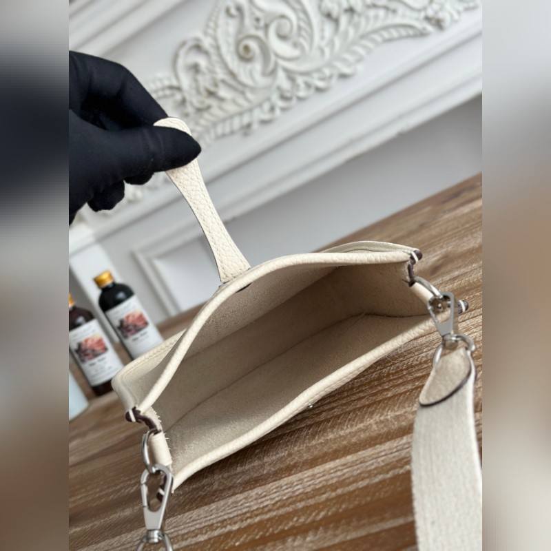 Mini EveyIne 伊芙琳 半手工+蠟線 自配肩帶+tc牛皮 顔色：奶昔