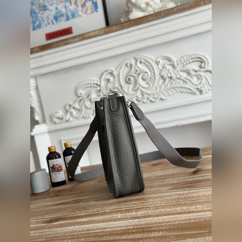 Mini EveyIne 伊芙琳 半手工+蠟線 自配肩帶+tc牛皮 顔色：積雨