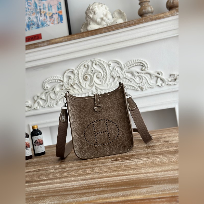 Mini EveyIne 伊芙琳 半手工+蠟線 自配肩帶+tc牛皮 顔色：大象