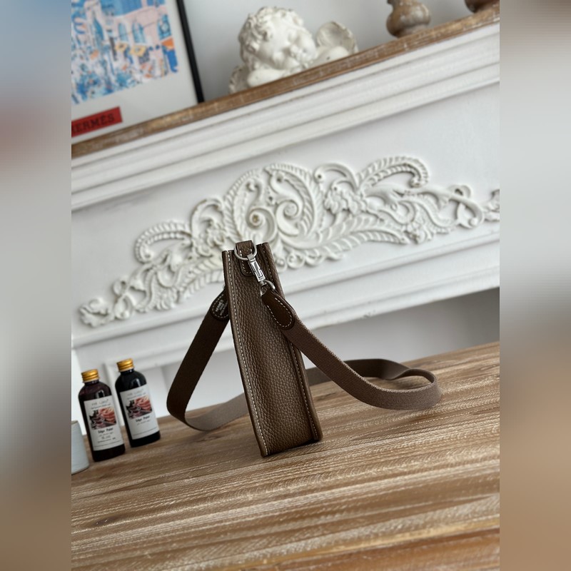 Mini EveyIne 伊芙琳 半手工+蠟線 自配肩帶+tc牛皮 顔色：大象