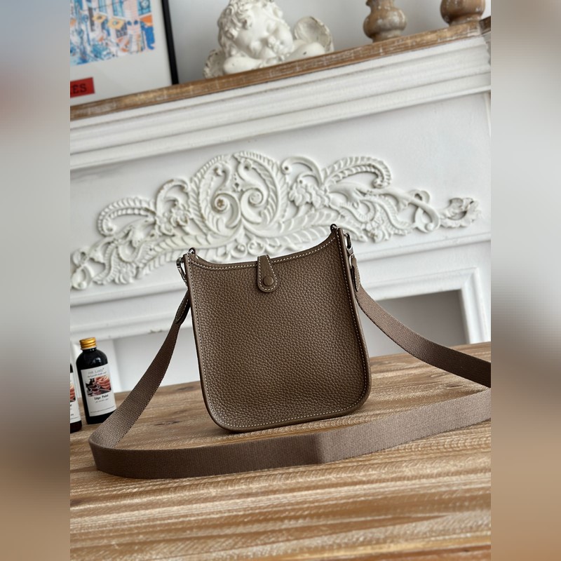 Mini EveyIne 伊芙琳 半手工+蠟線 自配肩帶+tc牛皮 顔色：大象