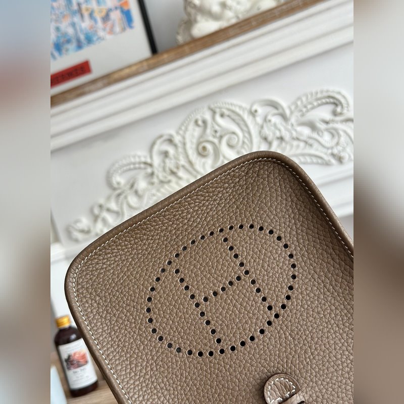 Mini EveyIne 伊芙琳 半手工+蠟線 自配肩帶+tc牛皮 顔色：大象