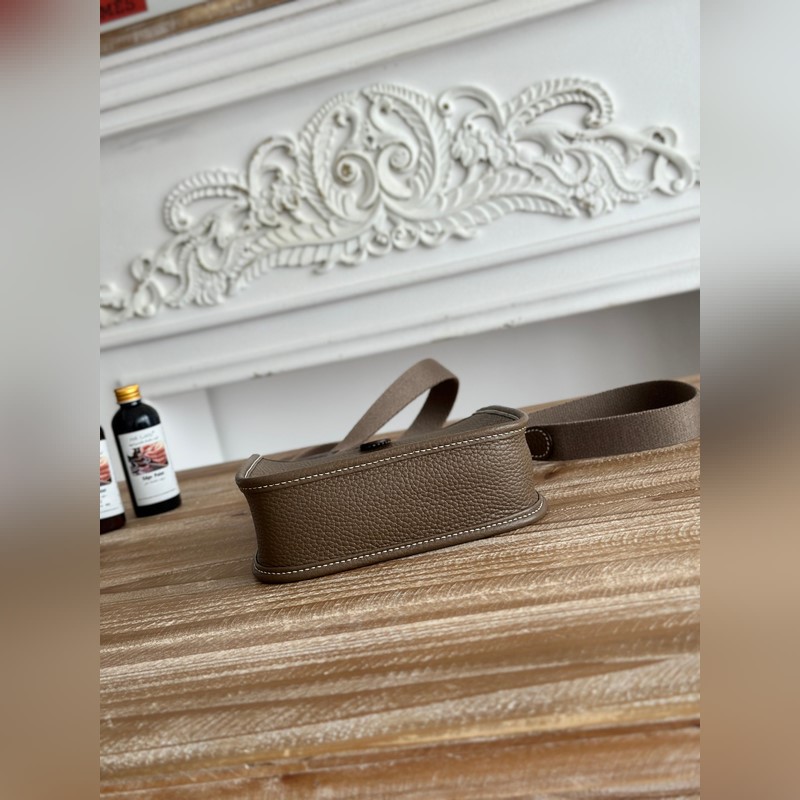 Mini EveyIne 伊芙琳 半手工+蠟線 自配肩帶+tc牛皮 顔色：大象