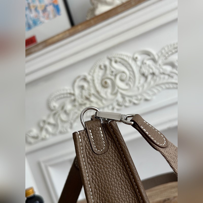 Mini EveyIne 伊芙琳 半手工+蠟線 自配肩帶+tc牛皮 顔色：大象