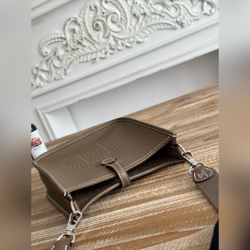 Mini EveyIne 伊芙琳 半手工+蠟線 自配肩帶+tc牛皮 顔色：大象