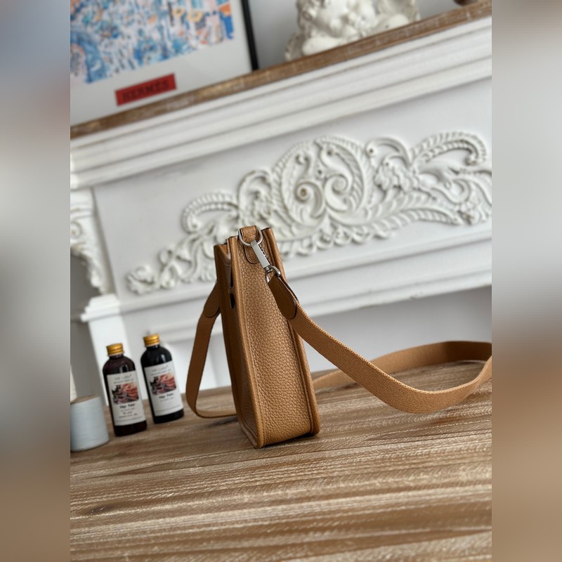 Mini EveyIne 伊芙琳 半手工+蠟線 自配肩帶+tc牛皮 顔色：餅幹