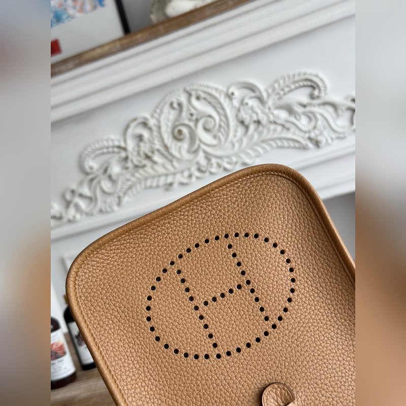 Mini EveyIne 伊芙琳 半手工+蠟線 自配肩帶+tc牛皮 顔色：餅幹