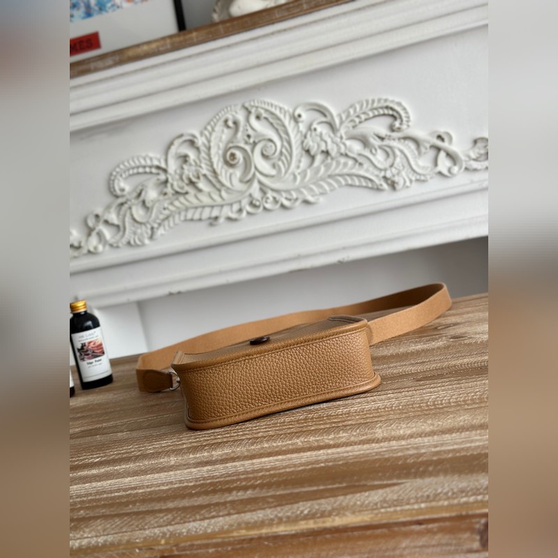 Mini EveyIne 伊芙琳 半手工+蠟線 自配肩帶+tc牛皮 顔色：餅幹