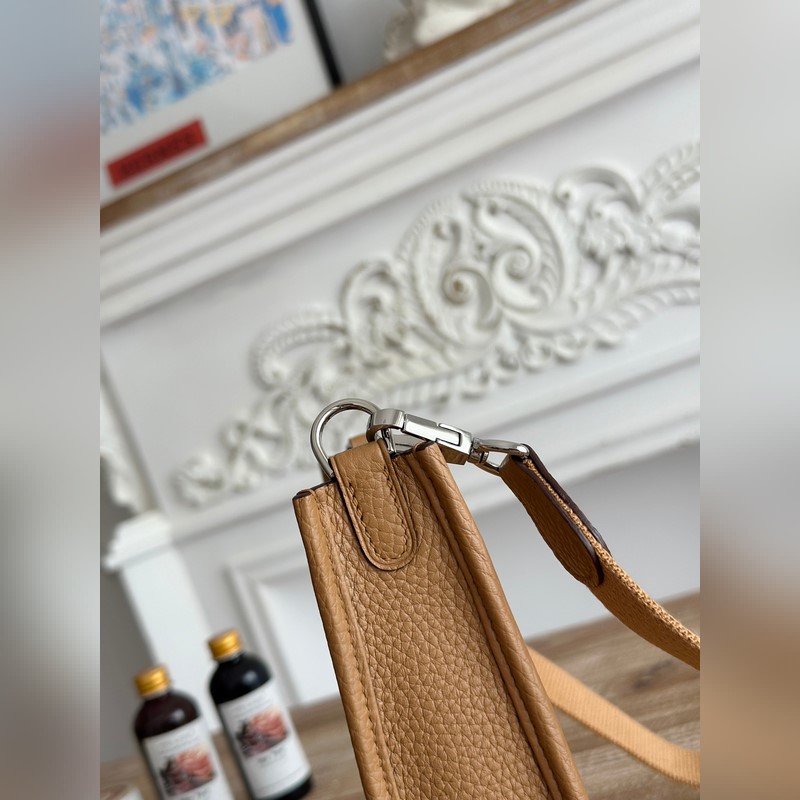 Mini EveyIne 伊芙琳 半手工+蠟線 自配肩帶+tc牛皮 顔色：餅幹