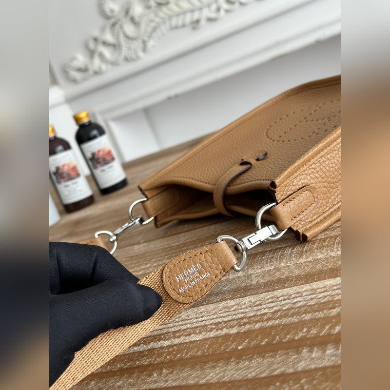 Mini EveyIne 伊芙琳 半手工+蠟線 自配肩帶+tc牛皮 顔色：餅幹