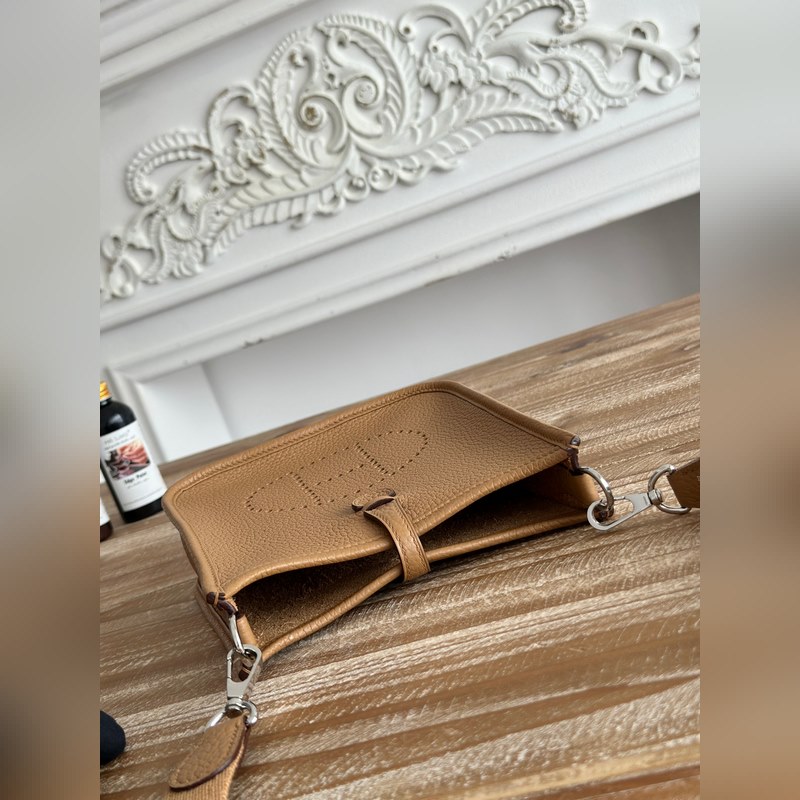 Mini EveyIne 伊芙琳 半手工+蠟線 自配肩帶+tc牛皮 顔色：餅幹