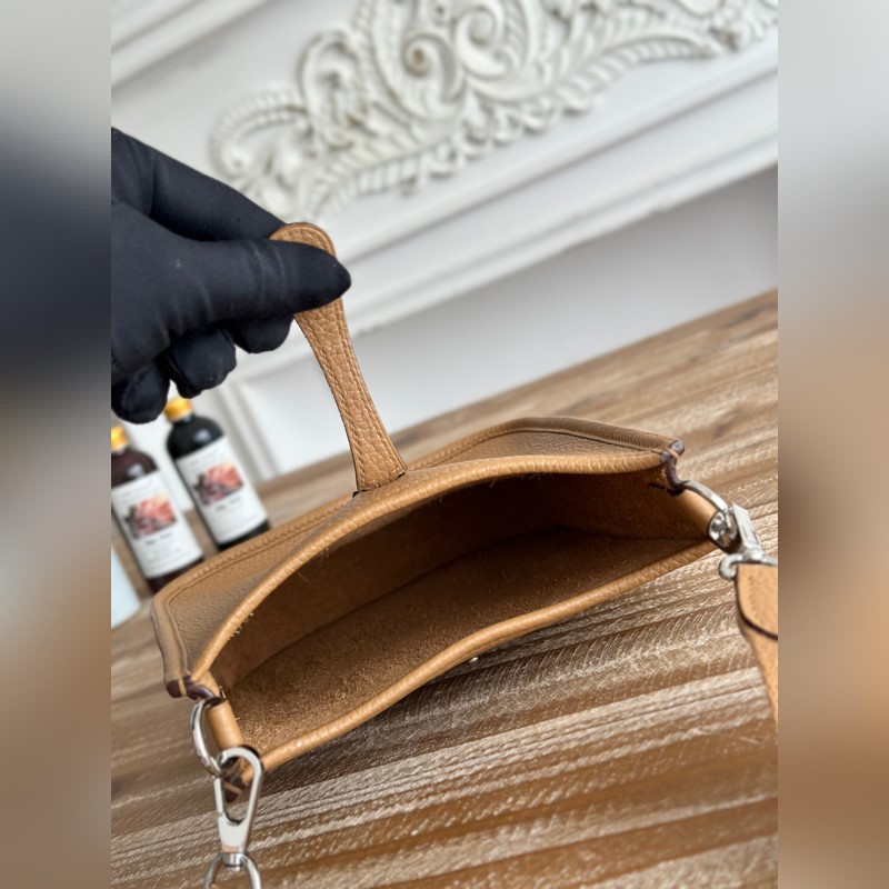 Mini EveyIne 伊芙琳 半手工+蠟線 自配肩帶+tc牛皮 顔色：餅幹