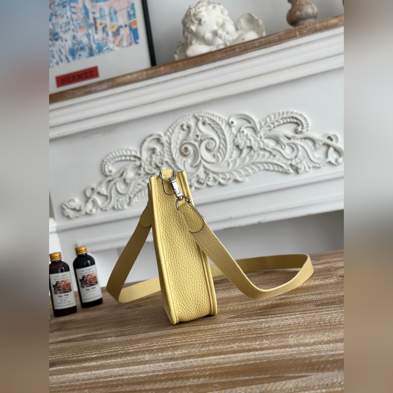 Mini EveyIne 伊芙琳 半手工+蠟線 自配肩帶+tc牛皮 顔色：小雞