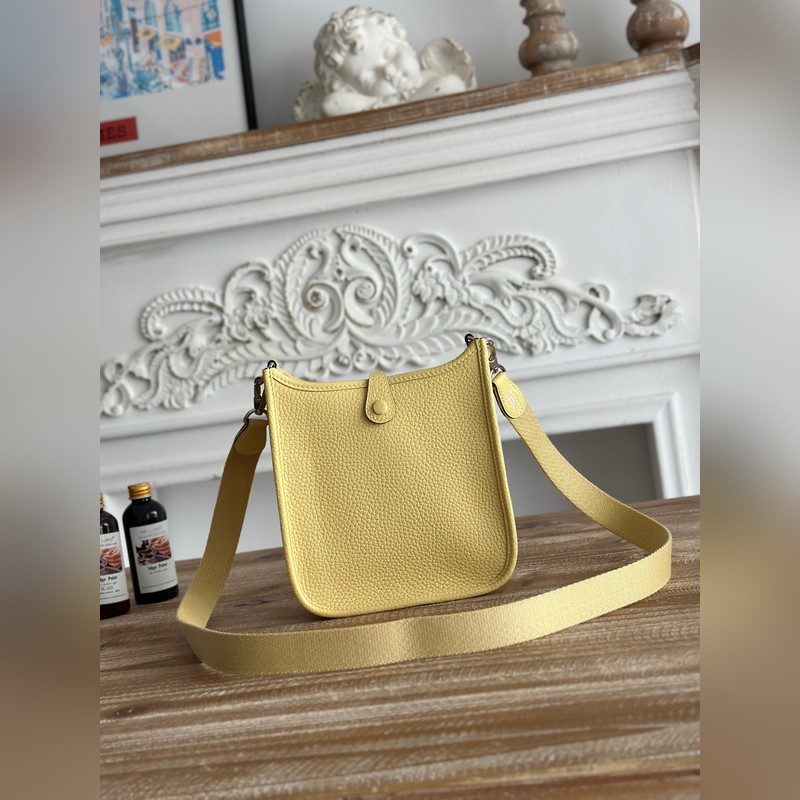 Mini EveyIne 伊芙琳 半手工+蠟線 自配肩帶+tc牛皮 顔色：小雞