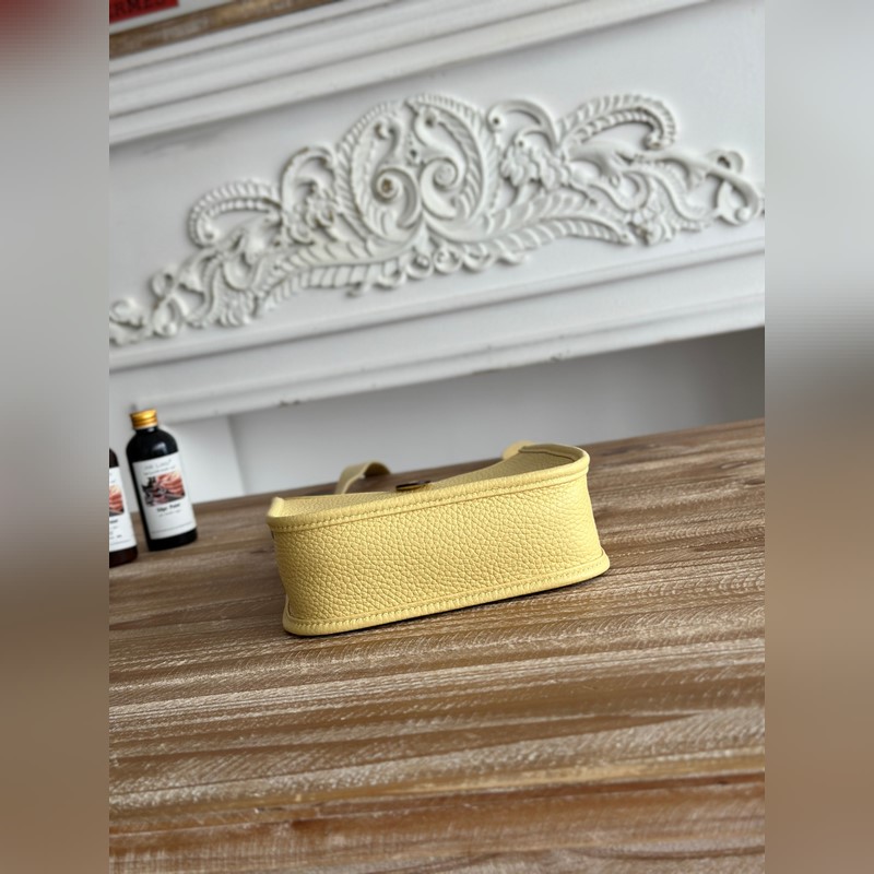 Mini EveyIne 伊芙琳 半手工+蠟線 自配肩帶+tc牛皮 顔色：小雞